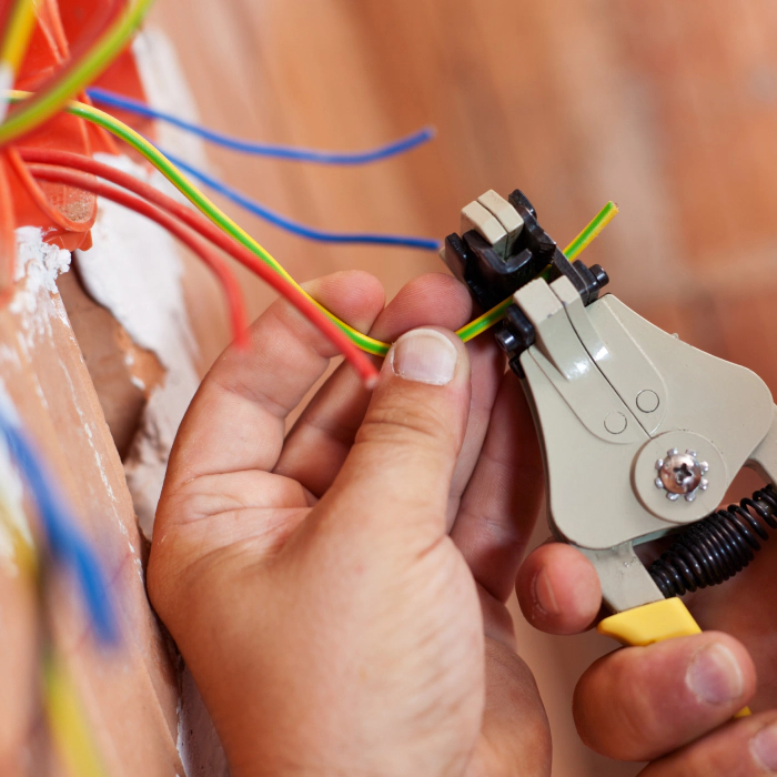 electrician cutting an electrical wire